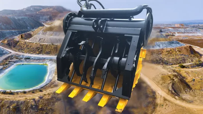 Cucharones para excavadora con bombas autocebantes - Cucharoón para excavadora con bomba autocebante sobre fondo de sitio de construcción