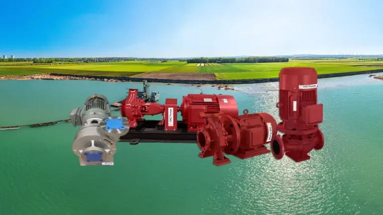 Grupo de bombas centrífugas sobre fondo de cuerpo de agua intervenido con mangueras y equipo de bombeo